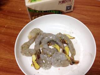 黄金凤尾虾的做法步骤:3