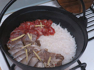 人气腊味料理【广式腊味煲仔饭】的做法步骤：7