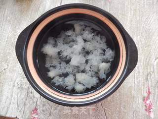 荔枝银耳甜汤的做法步骤:3