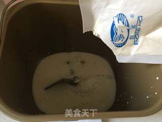 米奇沙拉鱼肠包的做法步骤:2