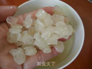 桃胶皂角米莲子银耳羹的做法步骤:2