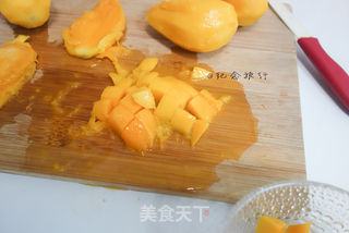 健康无添加的芒果奶昔的做法步骤:2