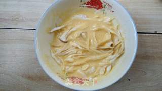椒盐手撕杏鲍菇的做法步骤:5