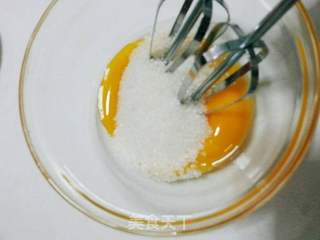 自制蛋黄牛奶冰激凌的做法步骤:2