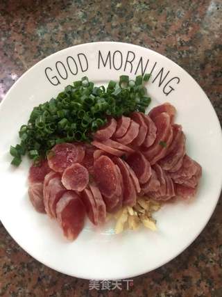 腊肠娃娃菜蛋炒饭的做法步骤:2
