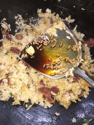 腊肠娃娃菜蛋炒饭的做法步骤：7