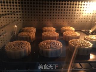 班兰莲蓉月饼的做法步骤:13