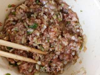 爱的回报---青椒猪肉馅水饺的做法步骤:2