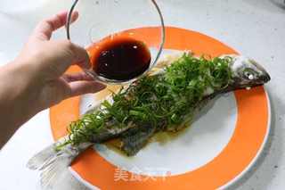 迪奥格斯食谱之清蒸鲈鱼的做法步骤:13