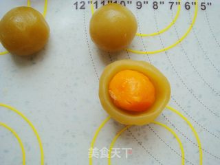 广式莲蓉蛋黄月饼的做法步骤:10