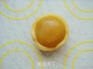 广式莲蓉蛋黄月饼的做法步骤:12