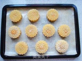 广式莲蓉蛋黄月饼的做法步骤:15