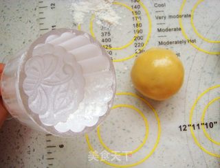 广式莲蓉蛋黄月饼的做法步骤:13