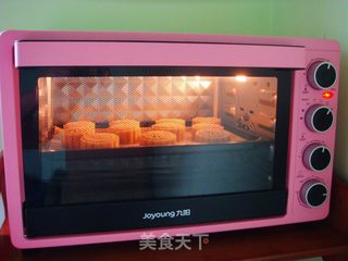广式莲蓉蛋黄月饼的做法步骤:17