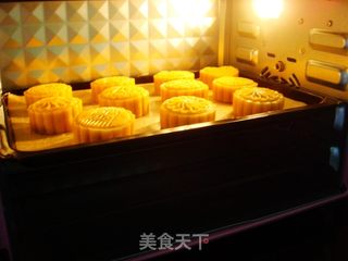广式莲蓉蛋黄月饼的做法步骤:19