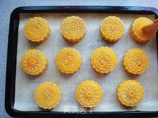 广式莲蓉蛋黄月饼的做法步骤:18