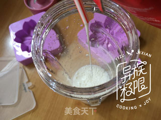 草莓味棉花糖冰棍的做法步骤:2