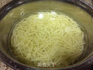 土豆丝肉饼的做法步骤：1