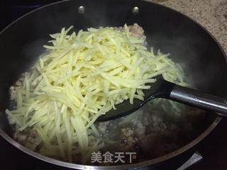 土豆丝肉饼的做法步骤：3