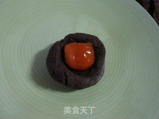 红豆蓉蛋黄酥的做法步骤:4
