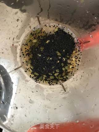 香甜黑芝麻豆浆的做法步骤:4