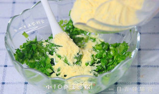 粉蒸时蔬 宝宝营养辅食,胡萝卜+西兰花+小青菜+核桃油+玉米粉的做法步骤:3