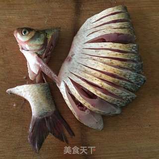 孔雀开屏清蒸鱼的做法步骤:3