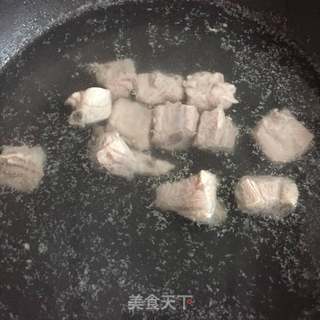 排骨烧土豆的做法步骤：1