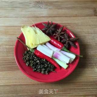 卤三鸡的做法步骤：2