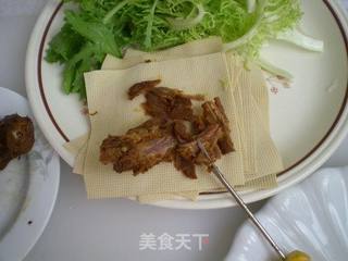 酱鸭脖豆腐卷菜口口香的做法步骤：6