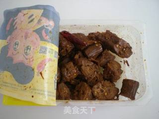 酱鸭脖豆腐卷菜口口香的做法步骤:2