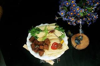 酱鸭脖豆腐卷菜口口香的做法步骤:11