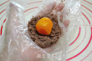 蛋黄豆沙月饼的做法步骤:6