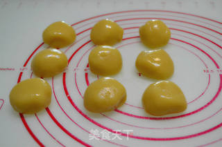 蛋黄豆沙月饼的做法步骤:8