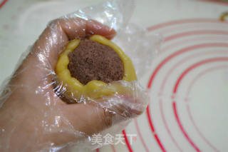 蛋黄豆沙月饼的做法步骤:10