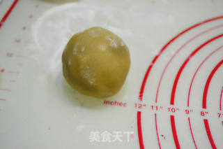蛋黄豆沙月饼的做法步骤:11