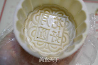 蛋黄豆沙月饼的做法步骤:12