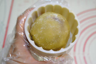 蛋黄豆沙月饼的做法步骤:13