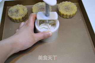 蛋黄豆沙月饼的做法步骤:14