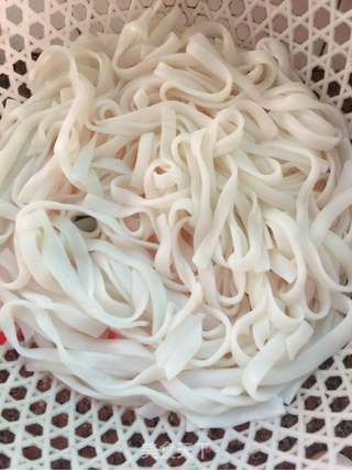 鸡蛋辣椒炒河粉的做法步骤：1