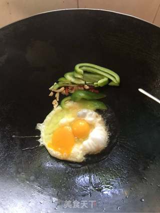 鸡蛋辣椒炒河粉的做法步骤：3
