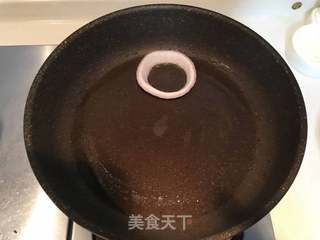 洋葱圈糖醋浇汁蛋的做法步骤:2