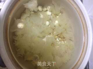 银耳莲子百合枸杞汤的做法步骤:4