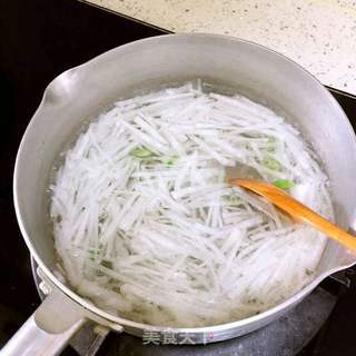 宝宝辅食分享:白萝卜丝虾皮汤的做法步骤:5