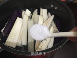 金蒜咸蛋黄油泼茄子的做法步骤：2