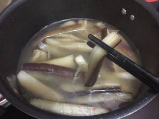 金蒜咸蛋黄油泼茄子的做法步骤：4