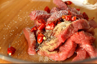 有家鲜厨房:牛肉窝蛋煲仔饭的做法步骤:2