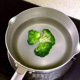 宝宝辅食:西兰花泥的做法步骤:2