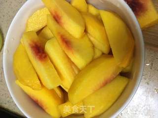 自制的黄桃罐头的做法步骤:2