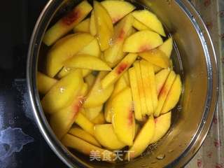 自制的黄桃罐头的做法步骤:3
